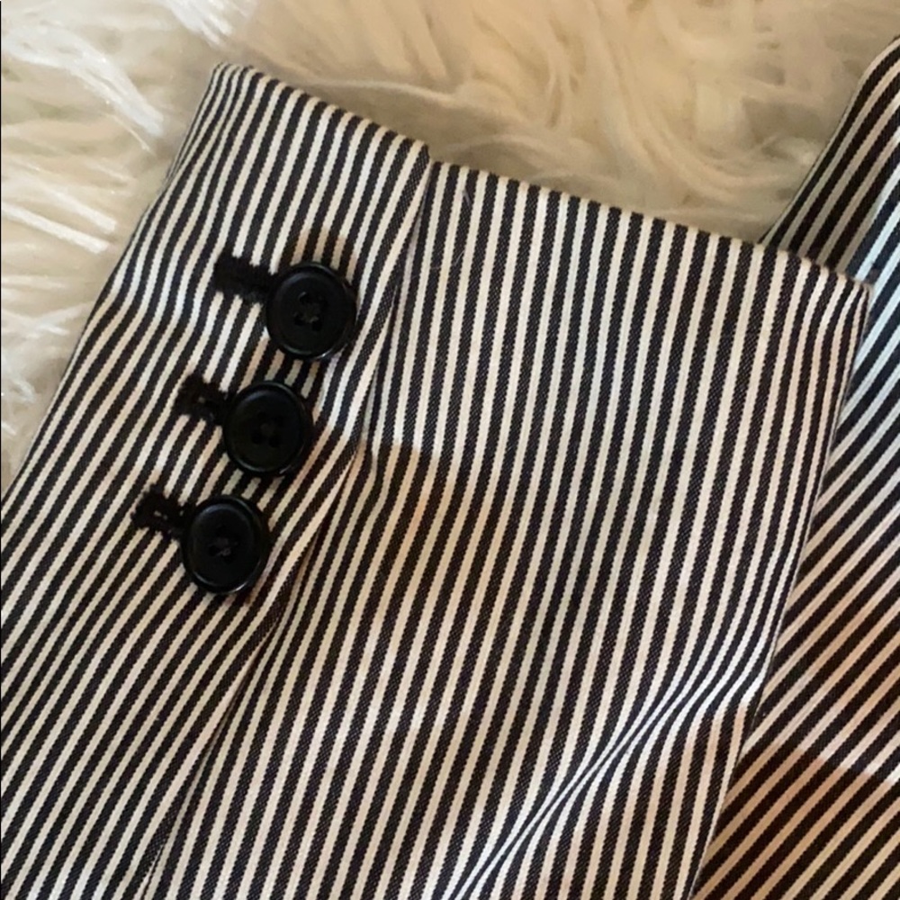 ‼️ Bannana Republic Stylish Stripped Blazer - Picture 6 of 7